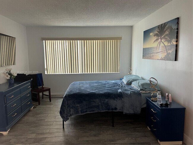 Building Photo - 14850 Naranja Lakes Blvd