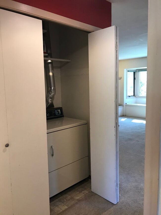 Building Photo - Charming 2-Bedroom Condo Near MSU – Pet Friendly- NEW LOW PRICE