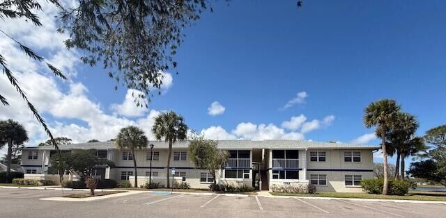 Building Photo - 1500 SE Royal Green Cir