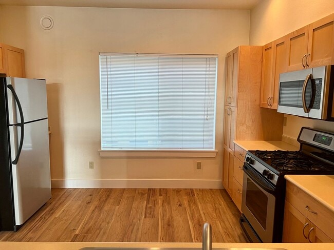 Building Photo - Townhome in Bremerton with beautiful view.