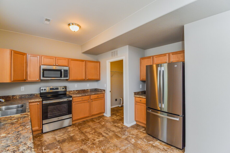 Building Photo - 9735 Desert Lily Cir
