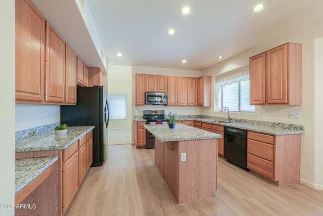 Building Photo - Stunning Cobble Creek II home with pool an...