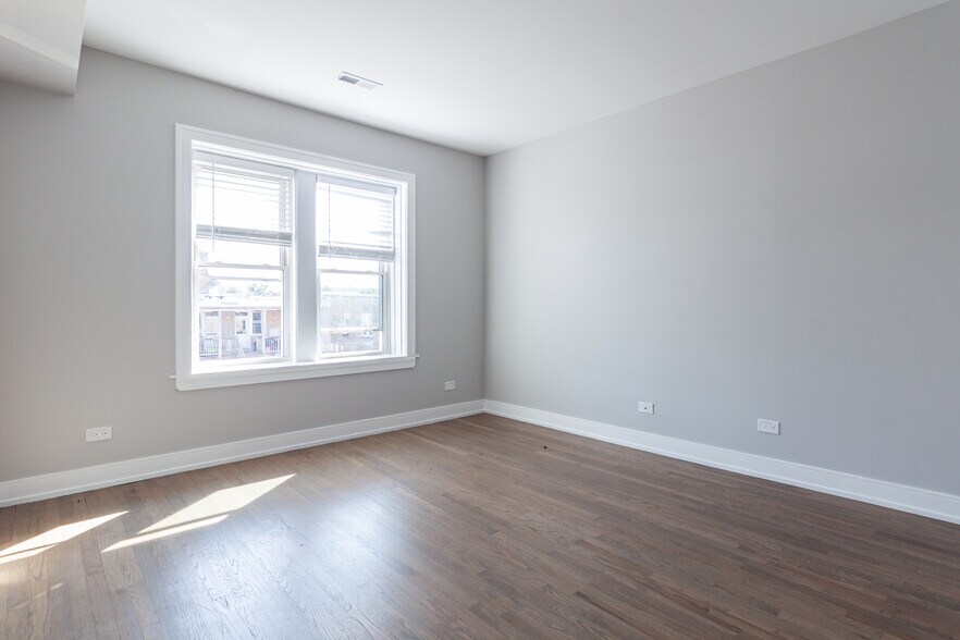 Building Photo - 2641 W Carmen Ave