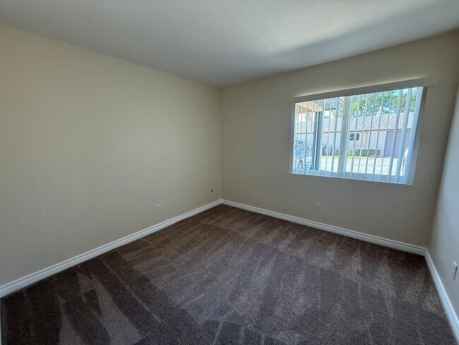 Building Photo - 3 Bedroom Condo for Lease with a 1 Car Garage
