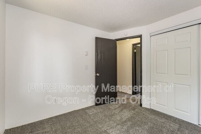 Building Photo - 14202 NE Sandy Blvd