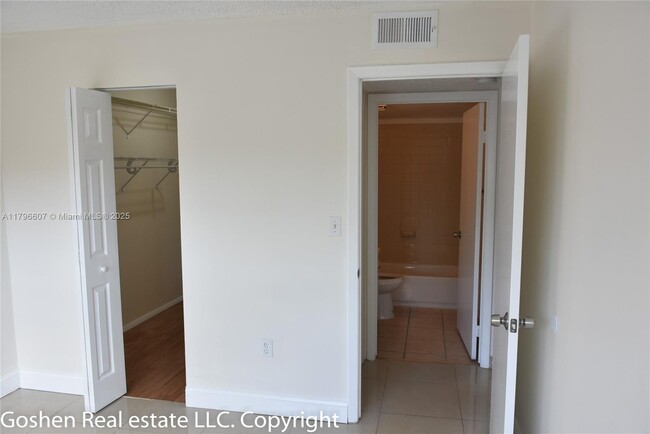 Building Photo - 351 Palm Way