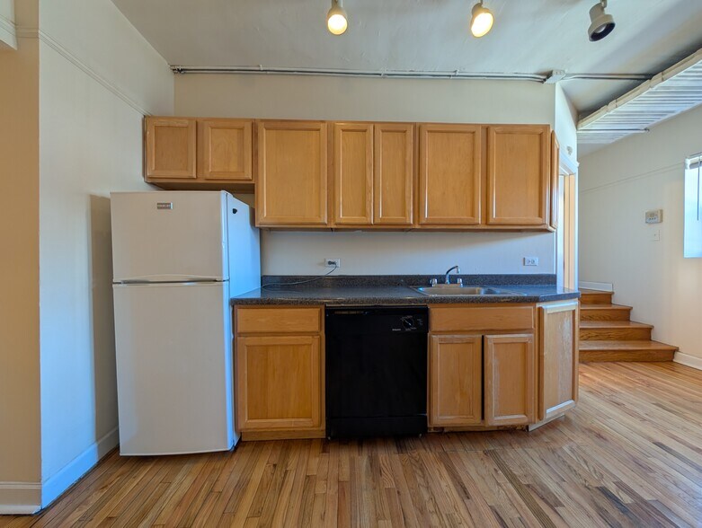 Building Photo - 953 W Cornelia Ave