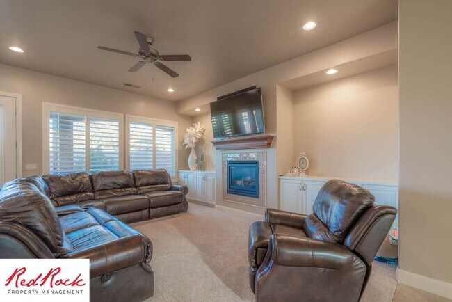 Building Photo - Stunning 2 Bedroom Fully Furnished Home. Community Pool & Mini Golf!