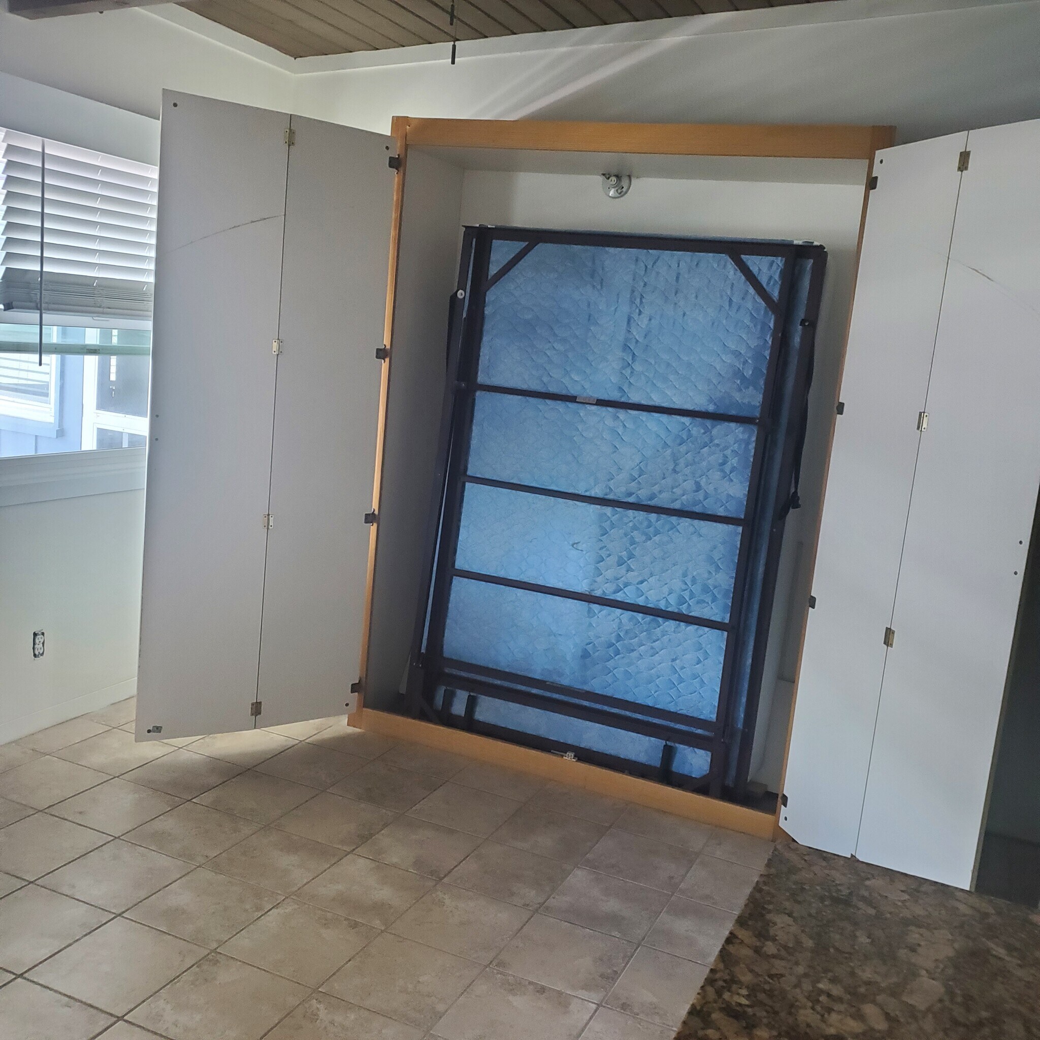 Building Photo - 821 1/2 Coronado Ct