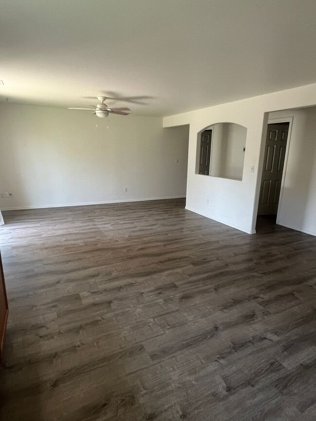 Building Photo - Beautiful Large 3 bedroom 2.5 bath home
