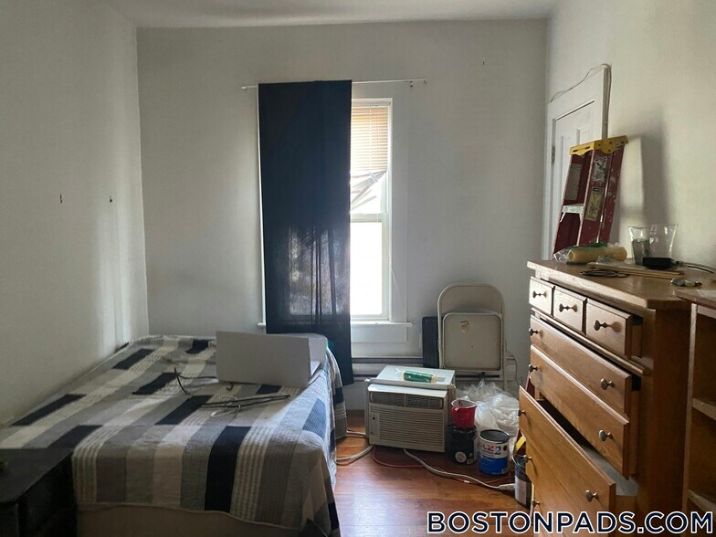 Building Photo - 27 Buttonwood St