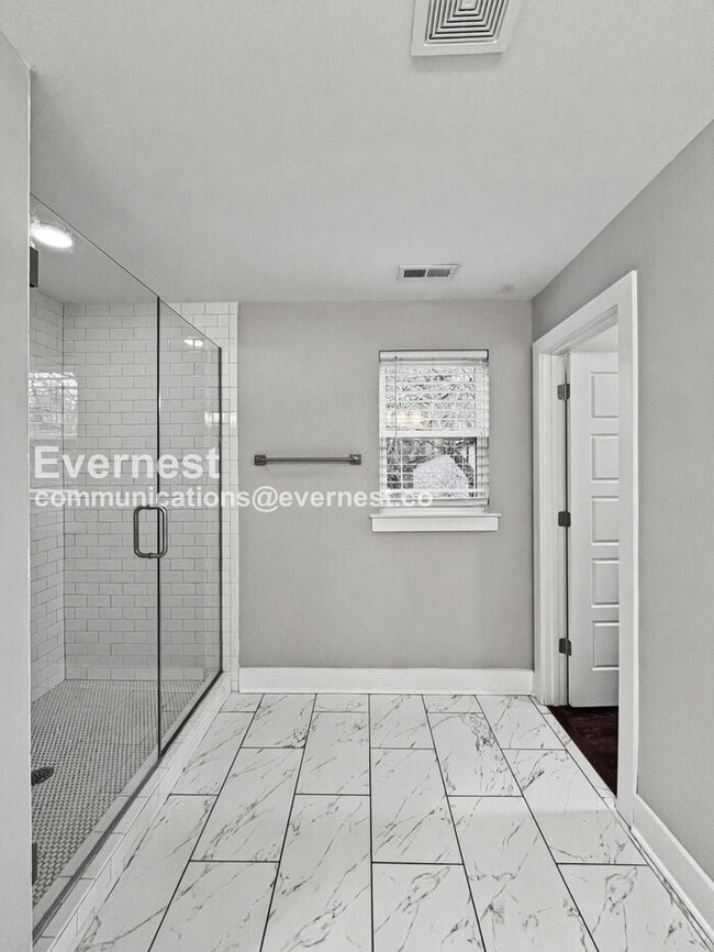 Building Photo - 2332 Oak Ct