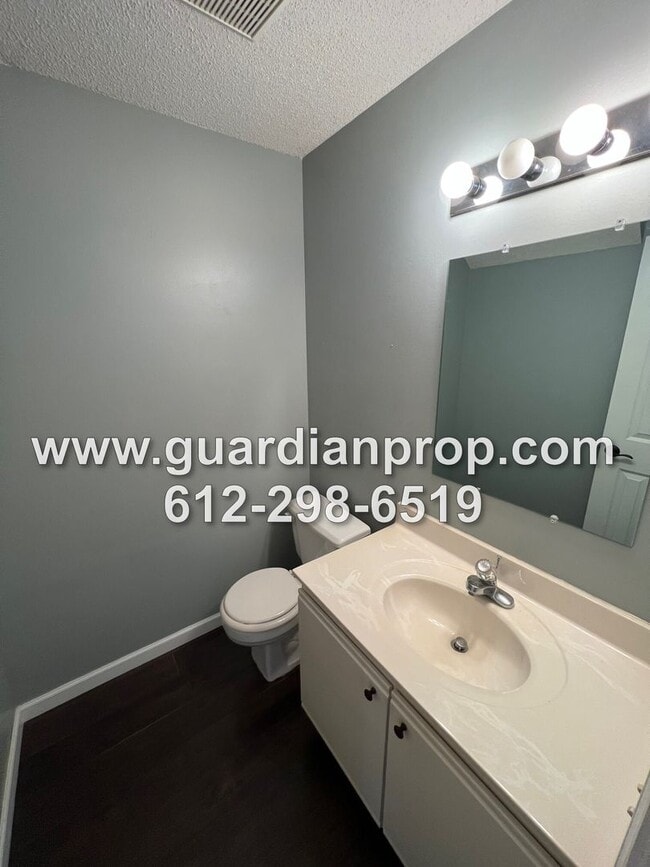 Building Photo - Woodbury Townhouse Available November 1, U...