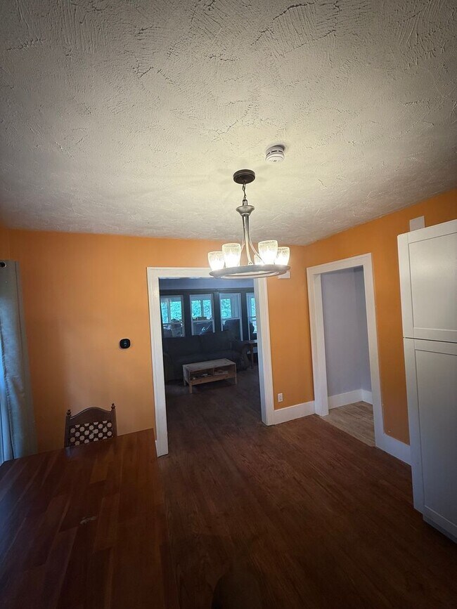 Building Photo - Charming 3BR House in Waterford