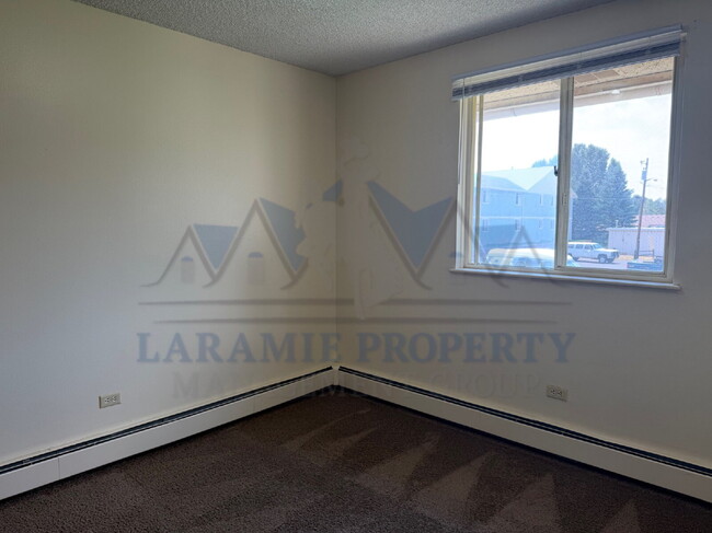 Building Photo - 2 Bed 1 Bath Apartment