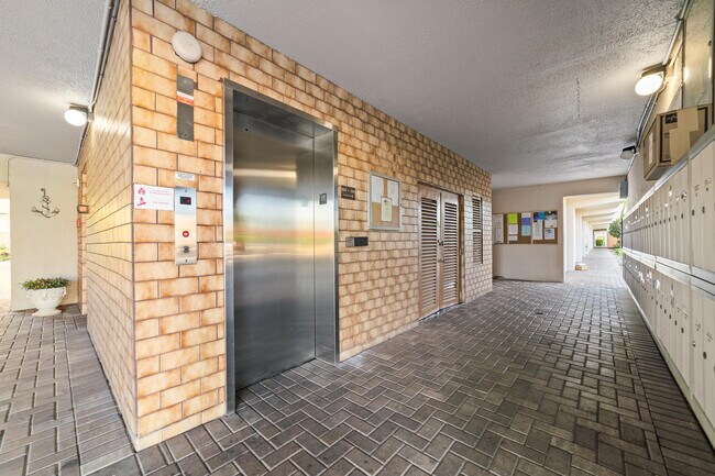 Building Photo - 230 NE 26th Ave