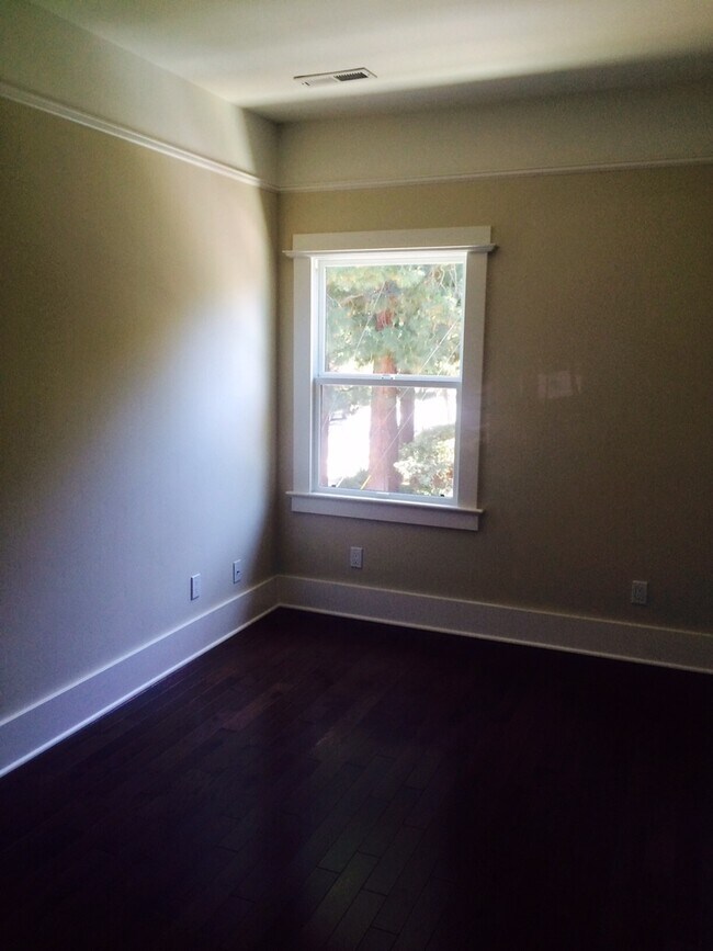 Building Photo - Updated 2 Bedroom, 1.5 Bathroom with Indoo...