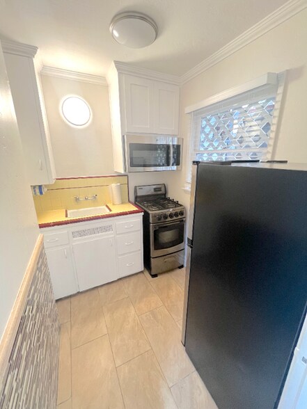 Building Photo - 212 N Coast Hwy