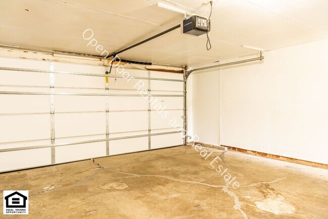 Building Photo - $200 off first months rent! 4 bedroom home...