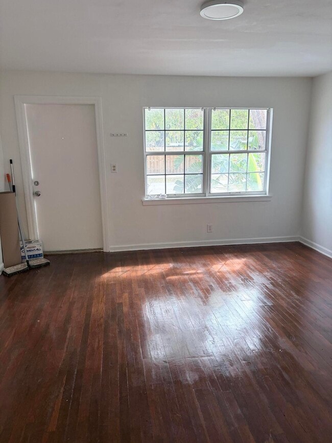 Building Photo - 213 SE 9th St