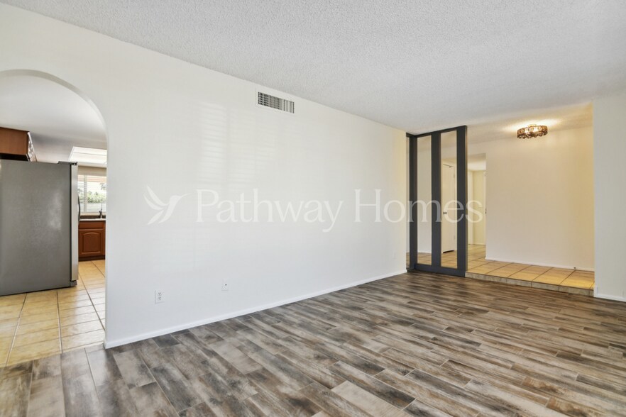 Building Photo - 807 E Country Gables Dr