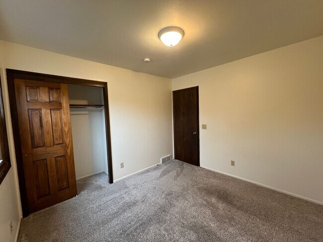 Building Photo - Showings this weekend! Partially fenced yard, garage, 3 bedroom