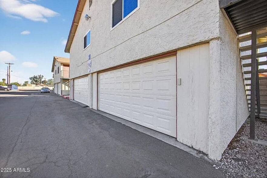 Building Photo - 860 E Brown Rd