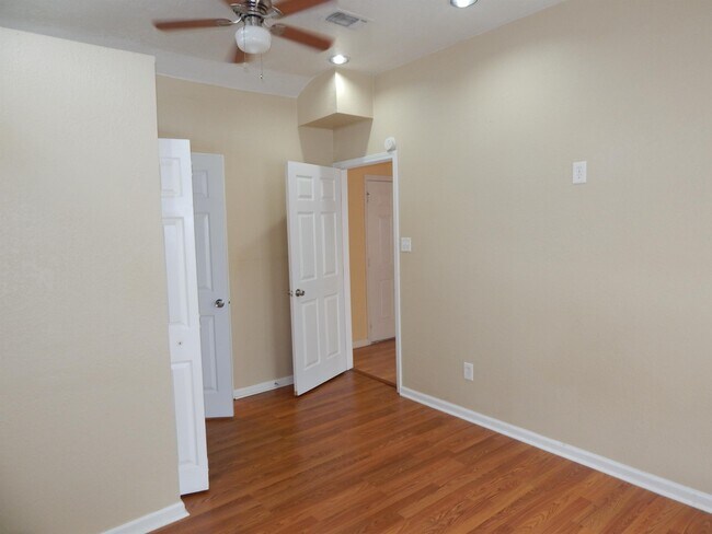 Building Photo - 507 Duncan Ave