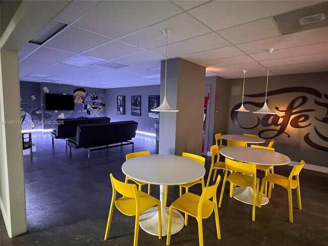 Building Photo - 200 Leslie Dr