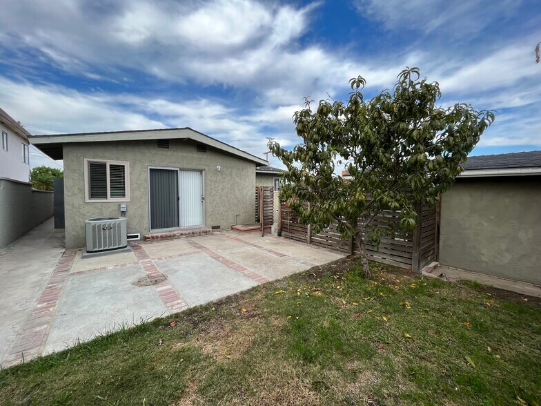 Building Photo - 1133 W Crestwood Ave