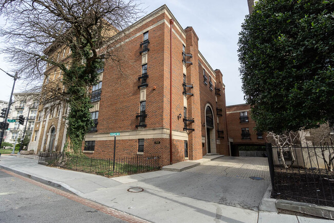 Primary Photo - 1 Bed / 1 Bath apartment available immedia...