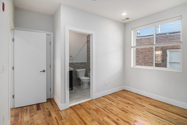 back bedroom bathroom - 1853 Hoffman St