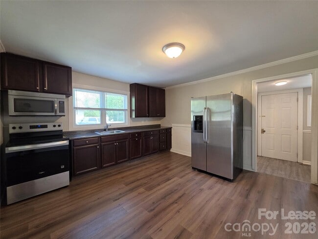 Building Photo - 337 Fox St SW