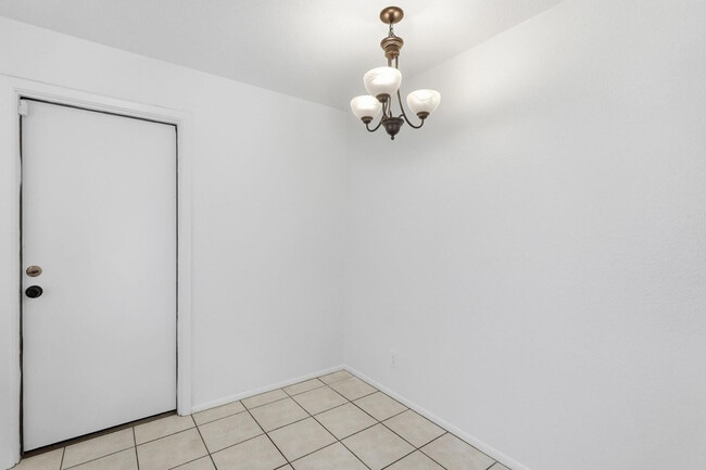 Building Photo - 715 W Boxelder Pl