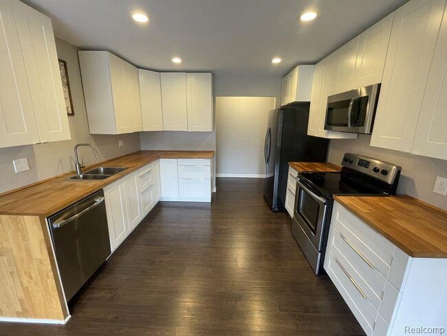 Building Photo - 4924 Broomfield Ct