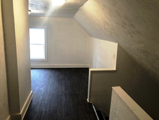 Building Photo - 507 - 1127-29 Victory Street