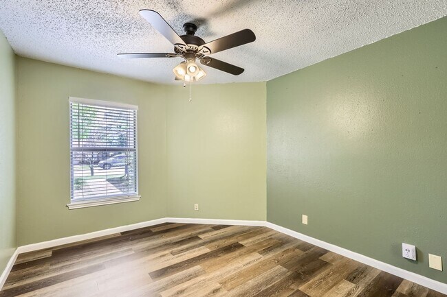 Building Photo - Ready for Move In!
