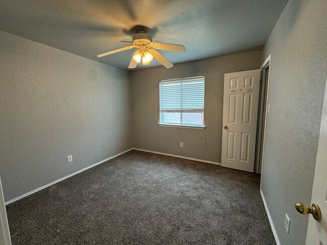 Building Photo - Remodeled 3 Bedroom Plus Bonus Room - Comi...