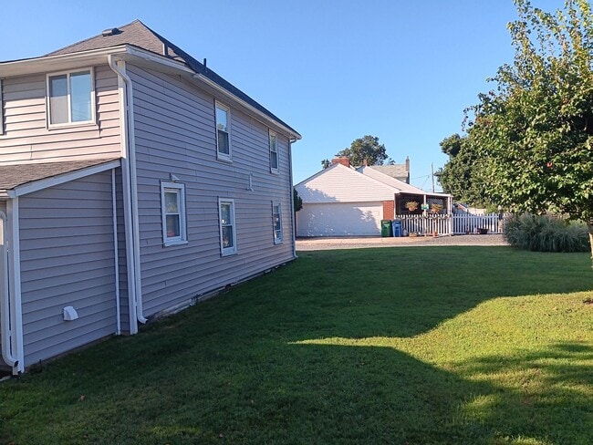 Building Photo - Renovated 3 Bed 2 Bath Single-Family Home ...