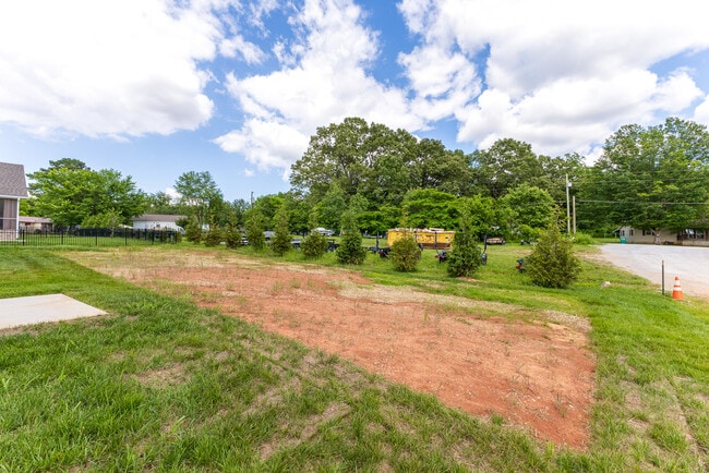 Building Photo - 592 River Watch Way