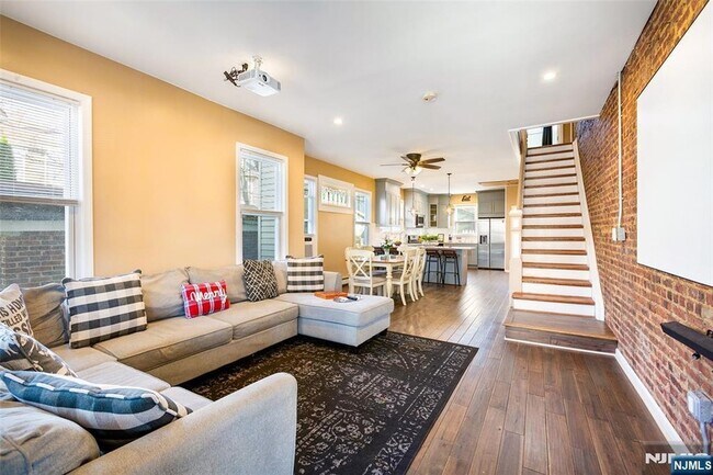 Building Photo - 1054-1056 Hunterdon Street Unit Leftside