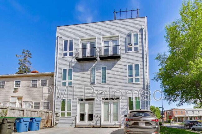 Building Photo - 1839 D St NE