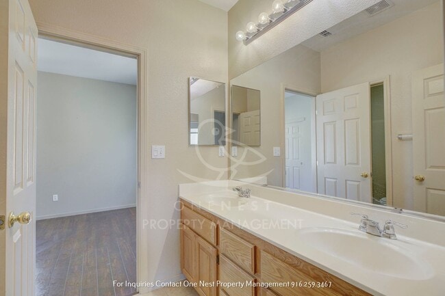 Building Photo - Lincoln Crossing; 4 bedroom in Gated commu...