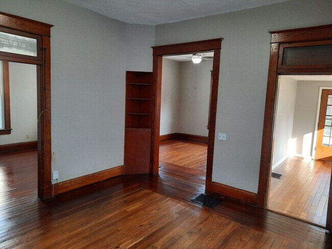 Building Photo - Lovely 3 bedroom 1 bath home