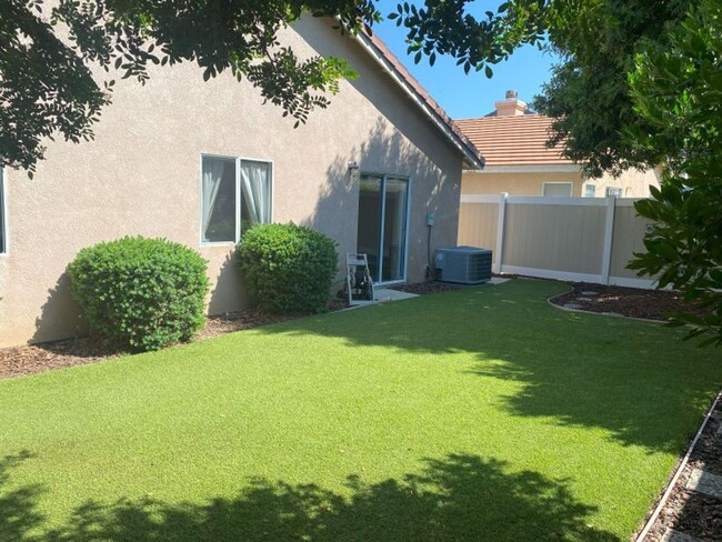 Building Photo - Beautiful Remodeled 2 Bed / 2 Bath Home in...