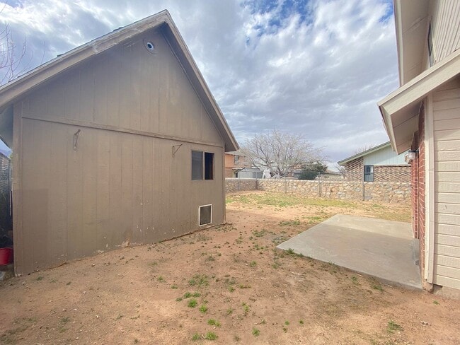 Building Photo - Northeast El Paso 3 Bed Refrig A/C