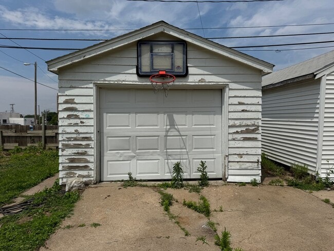 Building Photo - Charming Updated 2-Bed Ranch in the Heart ...