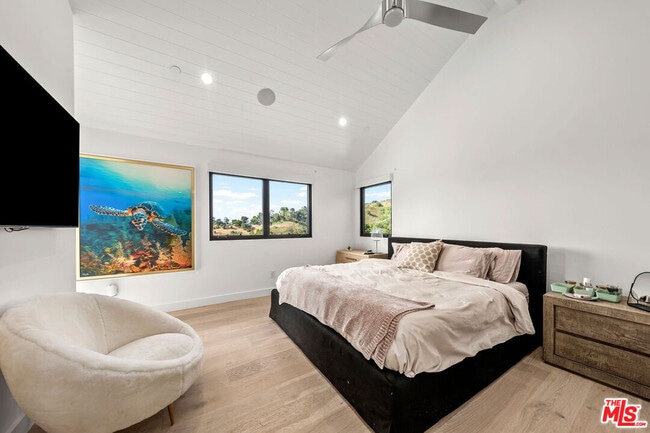 Building Photo - 3140 Coldwater Canyon Ave