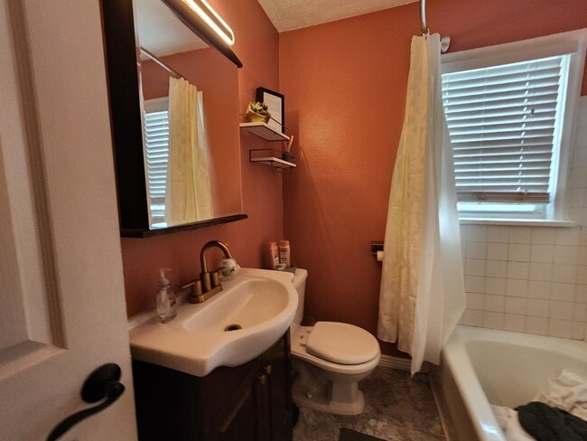 Building Photo - A Rental Home With MAD Curb Appeal!? YUP! 4 bd 2 bath Sugarhouse