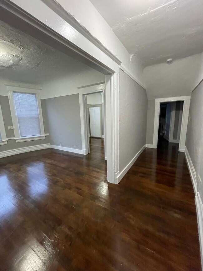 Building Photo - 854 36th St